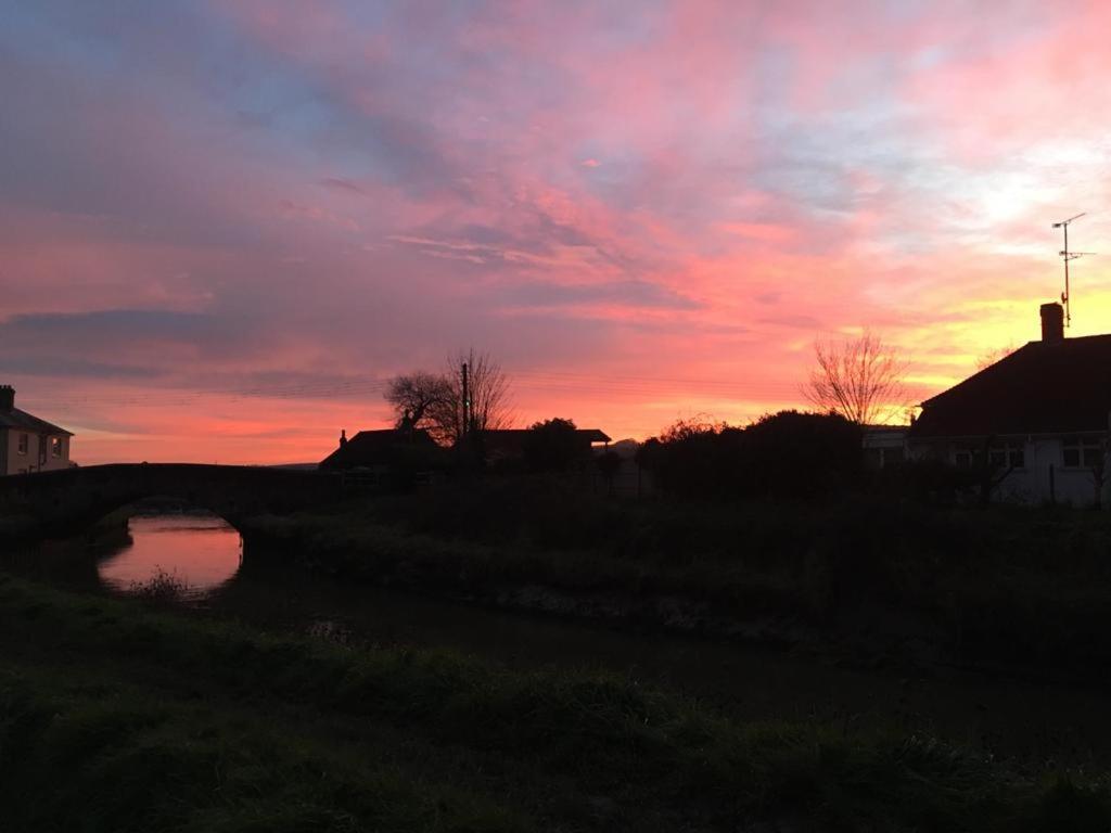 Delightful Cottage On The River Adur Close To Brighton & The Downs No Dogs Sorry Upper Beeding Ngoại thất bức ảnh